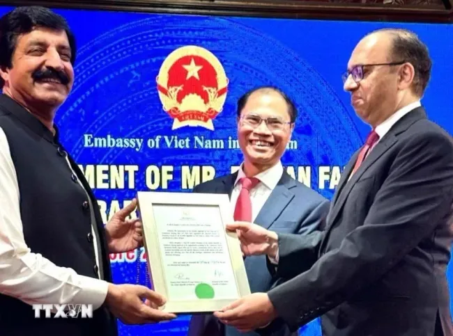 Vietnamese Ambassador to Pakistan Pham Anh Tuan (middle) presents the decision to appoint Rizwan Fareed (right) as Honorary Consul in Lahore under the witness of Punjab Governor Sardar Saleem Haider Khan (Source: Vietnamese Embassy in Pakistan)