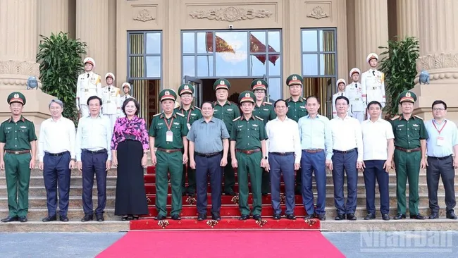 Prime Minister Pham Minh Chinh poses for a group photo with representatives of the Central Military Commission and the Ministry of National Defence. (Photo: Tran Hai)