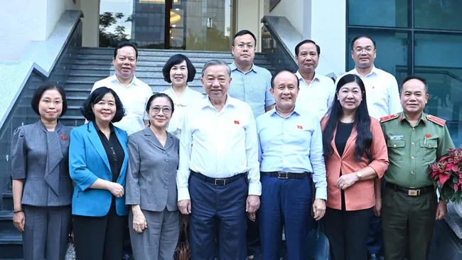 Party chief meets with voters in Ha Noi (Photo: NDO)