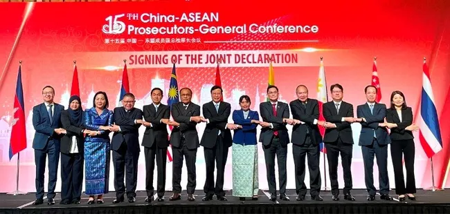 Participants pose for a group photo at the 15th China-ASEAN Prosecutors-General Conference in Hong Kong on September 23. (Photo: baovephapluat.vn)