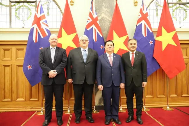 Secretary of the Communist Party of Viet Nam Central Committee and head of its Commission for Information, Education, and Mass Mobilisation Nguyen Trong Nghia (second, right) , Speaker of the New Zealand House of Representatives Gerry Brownlee (second, left), and other delegates at the ceremony. (Photo: VNA)