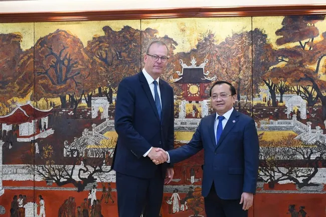 Deputy Minister of Finance Le Tan Can (R) and Chief Executive of UK Export Finance (UKEF) Tim Reid at their meeting in Ha Noi on September 22 (Photo: tapchikinhtetaichinh.vn)