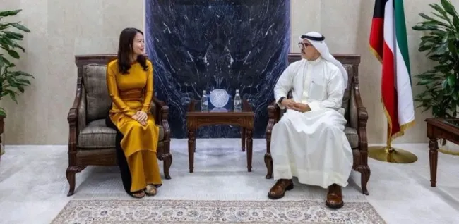 Vietnamese Deputy Minister of Foreign Affairs Nguyen Minh Hang (L) and Kuwaiti First Deputy Minister of Foreign Affairs Sheikh Jarrah Jaber Al-Ahmad Al-Sabah. (Photo: VNA)
