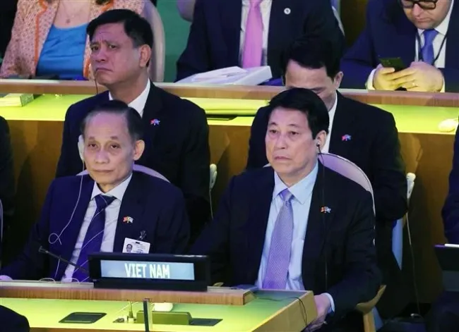State President Luong Cuong (R) and Acting Minister of Foreign Affairs Le Hoai Trung attend the high-level meeting commemorating the 80th anniversary of the founding of the United Nations. (Photo: VNA)