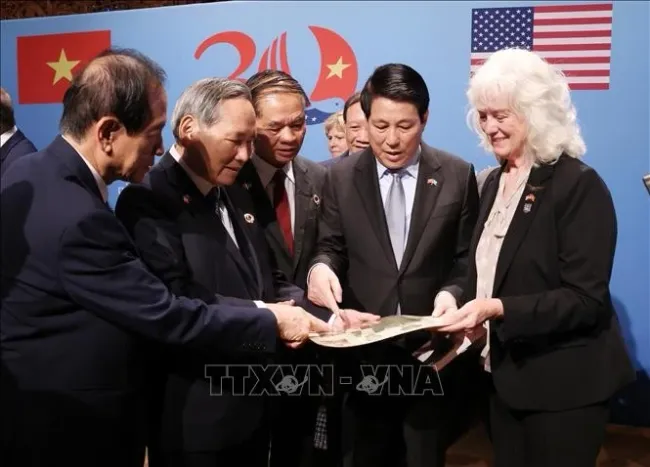 President Luong Cuong (second, right) witnesses the return of keepsakes to US war veterans and soldiers' families. (Photo: VNA)