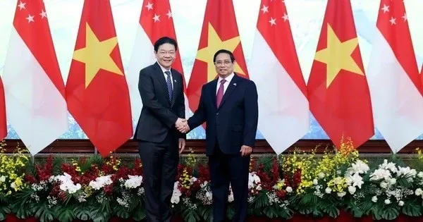 Prime Minister Pham Minh Chinh (right) and Singaporean counterpart Lawrence Wong (Photo: VNA)