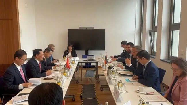 Senior Lieutenant General Le Van Tuyen, Deputy Minister of Public Security, in a working session with leaders of Germany's Federal Ministry of the Interior (Photo: VNA)