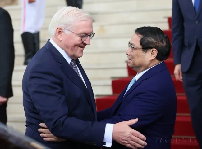 Prime Minister Pham Minh Chinh (R) meets with German President Frank-Walter Steinmeier during the latter’s state visit to Viet Nam on January 24, 2024. (Photo: VNA)
