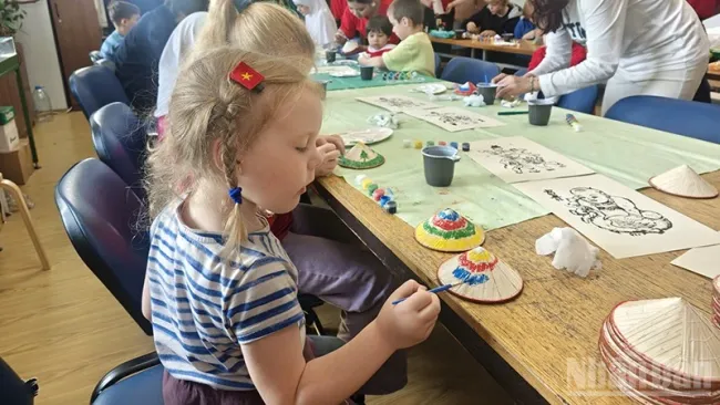 Russian children experienced and learned about the beautiful country of Viet Nam.