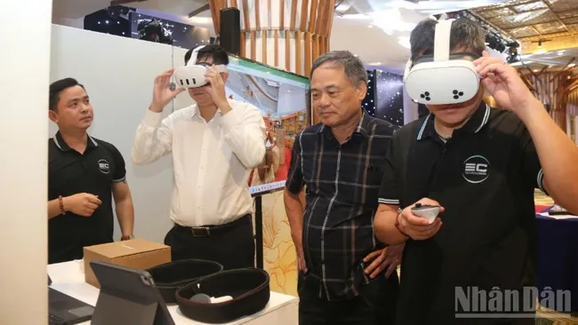 On the sidelines of the forum, delegates visit the exhibition area and experience the virtual reality space with many agricultural products and regional specialties.