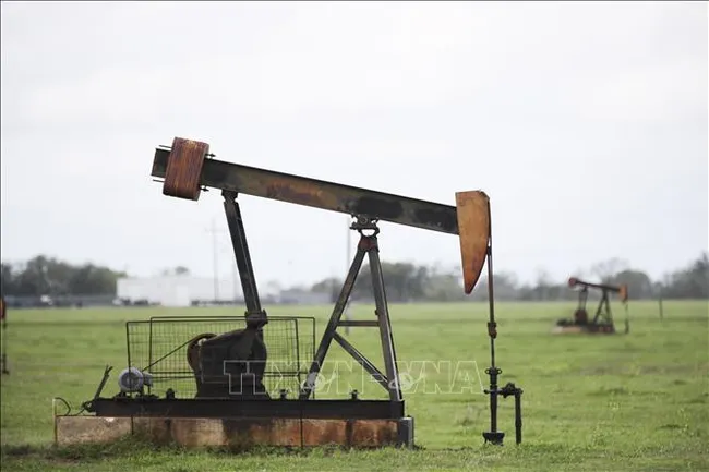 Giá dầu tăng khoảng 1% khi lo ngại về nguồn cung lắng dịu