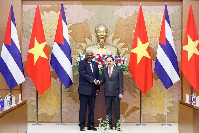 President of the National Assembly of People’s Power and President of the Council of State of Cuba Esteban Lazo Hernández (L) and Vietnamese National Assembly Chairman Tran Thanh Man. (Photo: VNA)