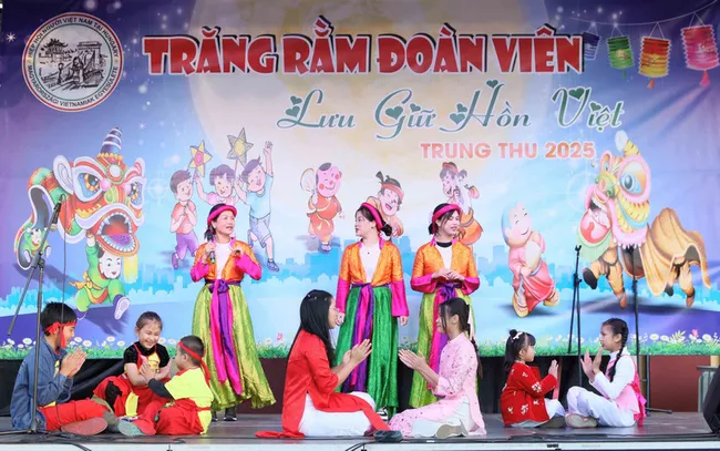 A musical peformance by overseas Vietnamese children at the Mid-Autumn Festival celebration in Budapest, Hungary (Photo: VNA)