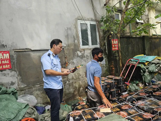 Phát hiện cơ sở sản xuất thực phẩm quy mô lớn không đảm bảo điều kiện an toàn tại Bắc Từ Liêm