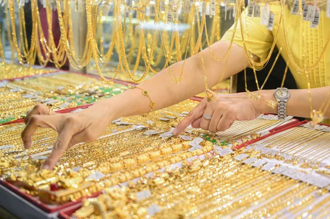 Từ hôm nay, mua bán vàng trên 20 triệu đồng phải chuyển khoản