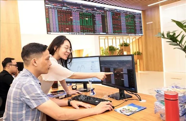 Cổ phiếu bất động sản dẫn sóng đẩy VN-Index lập đỉnh mới