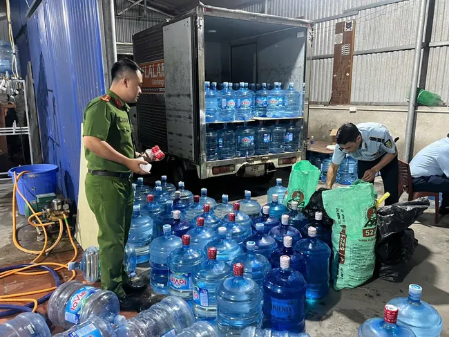 Phát hiện xưởng sản xuất nước khoáng Lavie giả quy mô lớn tại Hà Nội