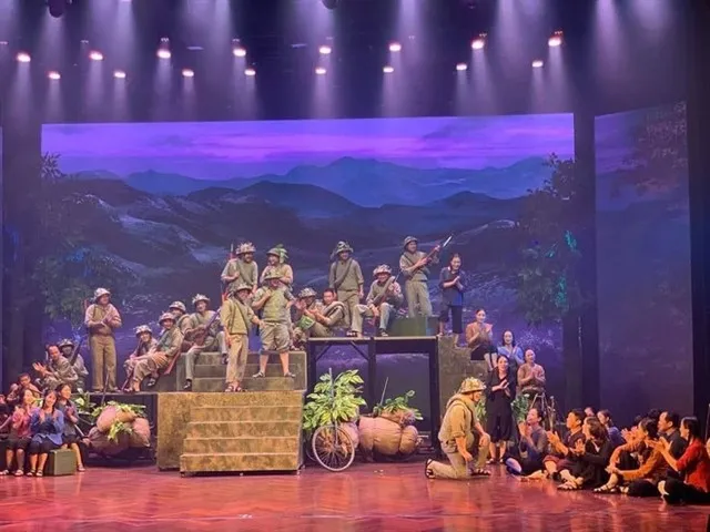 The Military Cheo Theatre’s production General Vo Nguyen Giap portrays the 56 arduous days and nights of courageous struggle by Vietnamese soldiers and civilians. (Photo: VNA)