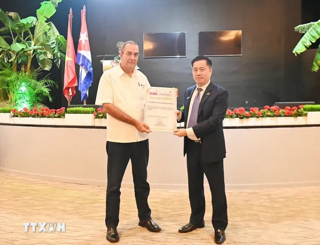 Cuba’s Minister of Agriculture Ydael Perez Brito (L) presents certificates of merit to a group of Vietnamese experts and engineers, along with the Vietnam Academy of Agricultural Sciences, in recognition of their significant contributions to Vietnam–Cuba rice production cooperation. (Photo: VNA)