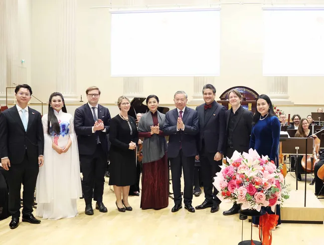 Party General Secretary To Lam (fourth from right), his spouse Ngo Phuong Ly (centre) and artists at the concert in Helsinki on October 21 evening (Photo: VNA)