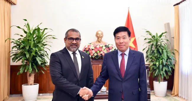 Deputy Minister of Foreign Affairs Nguyen Manh Cuong meets with Maldivian Minister of Foreign Affairs Abdulla Khaleel in Ha Noi on October 24, 2025. (Photo: VNA)