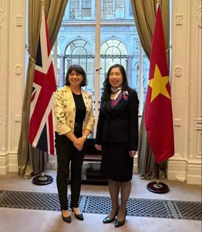 Deputy Minister of Foreign Affairs Le Thi Thu Hang (right) and British Parliamentary Under-Secretary of State for Indo-Pacific Seema Malhotra. (Photo: VNA)
