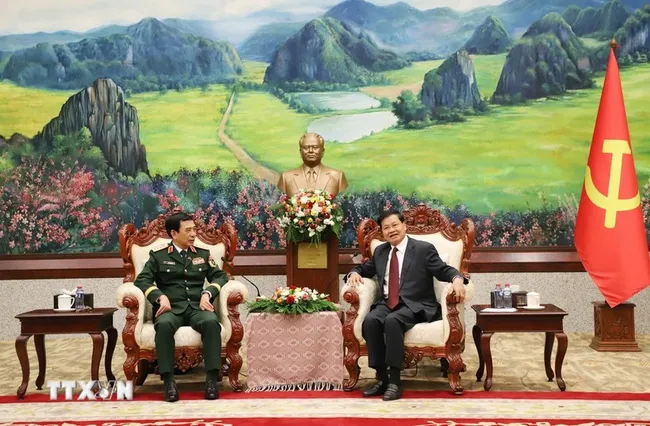 Vietnamese Minister of National Defence General Phan Van Giang (L) meets with Party General Secretary and President of Laos Thongloun Sisoulith in Vientiane on October 14, 2025. (Photo: VNA)
