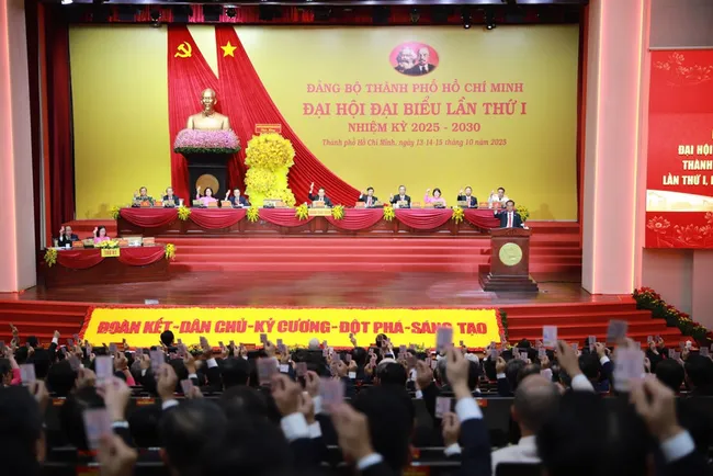 Delegates vote to pass the resolution of the first Congress of the Ho Chi Minh City Party Organisation in the closing session on October 15 morning (Photo: Organising Committee)