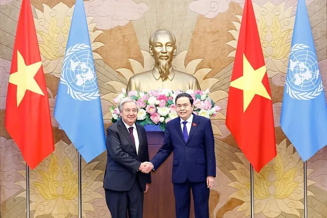 National Assembly Chairman Tran Thanh Man (right) meets with United Nations Secretary-General Antonio Guterres in Ha Noi on October 25, 2025. (Photo: VNA)