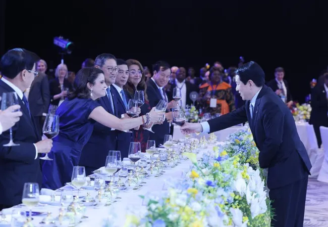 State President Luong Cuong (right) welcomes heads of delegations attending the signing ceremony of the Ha Noi Convention at the banquet in Ha Noi on October 25. (Photo: VNA)