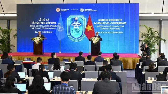 Vietnamese PM, UN Secretary-General at the press conference on signing ceremony of Ha Noi Convention. (Photo: Tran Hai)