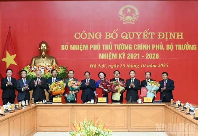Secretary of the Government Party Committee and Prime Minister Pham Minh Chinh presents the appointment decisions to the new Deputy Prime Ministers and Ministers for the 2021–2026 tenure. (Photo: Tran Hai)