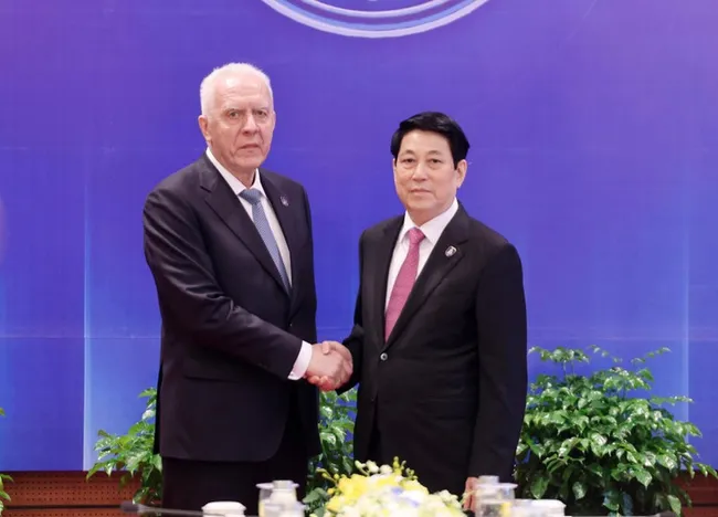 State President Luong Cuong (R) receives Russian Prosecutor General Alexander Gutsan in Ha Noi on October 25. (Photo: VNA)