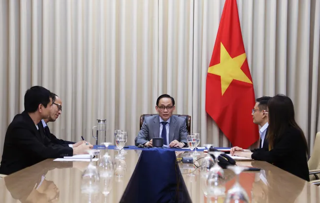 Member of the Party Central Committee and Acting Minister of Foreign Affairs Le Hoai Trung holds phone talks with UK Foreign Secretary Yvette Cooper on October 18 evening. (Photo: The Courtesy of the Foreign Affairs Ministry)