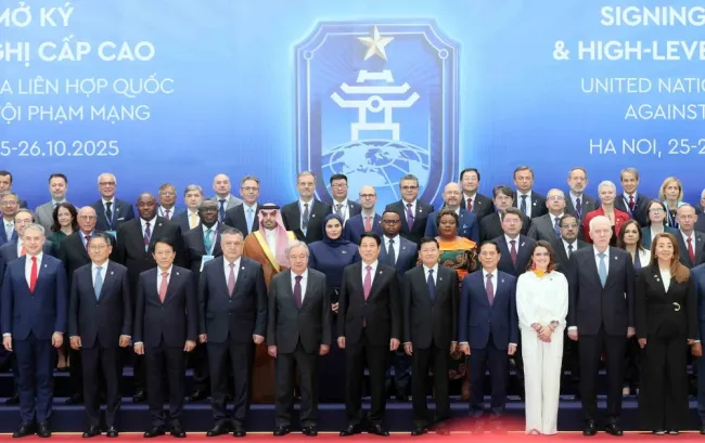 Vietnamese State President Luong Cuong (centre, first row), United Nations Secretary-General Antonio Guterres (fifth from left) and heads of delegations at the signing ceremony. (Photo: VNA)