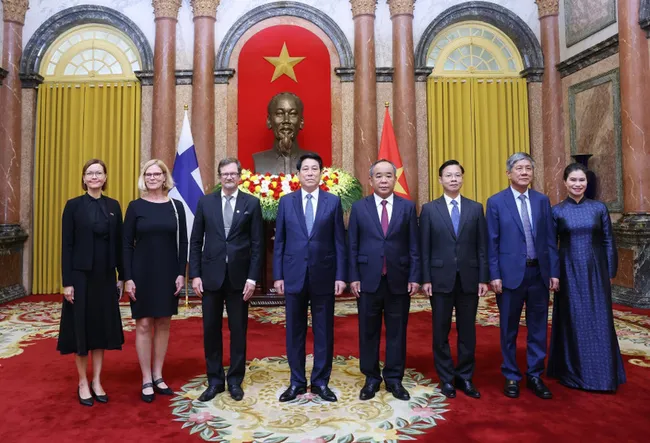 State President Luong Cuong (fourth from left) receives Finnish Ambassador Pekka Voutilainen (third from left). (Photo: VNA)