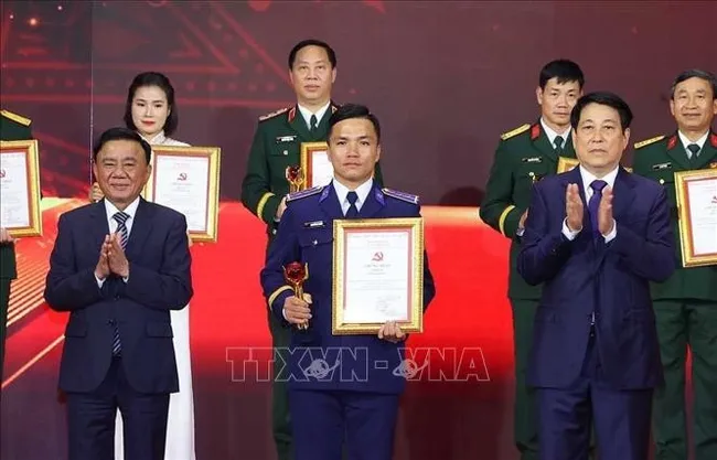 Politburo member and State President Luong Cuong (front row, far right) and Politburo member and permanent member of the Party Central Committee’s Secretariat Tran Cam Tu (front row, far left) present the A prizes to winners at the award ceremony of the fifth national political essay contest on safeguarding the Party’s ideological foundations in Hanoi on October 22. (Photo: VNA)