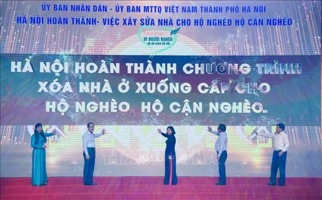 At a ceremony announcing the completion of the programme to eliminate substandard housing for poor and near-poor households in Hanoi in 2024. (Photo: VNA)
