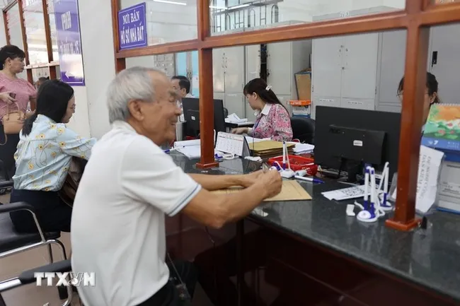 People conduct administrative procedures at Vung Tau Moi ward. (Photo: VNA)