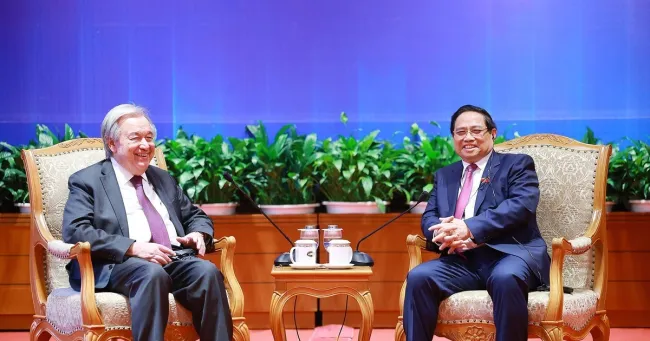 Prime Minister Pham Minh Chinh (R) meets with United Nations Secretary-General Antonio Guterres in Ha Noi on October 25. (Photo: VNA)