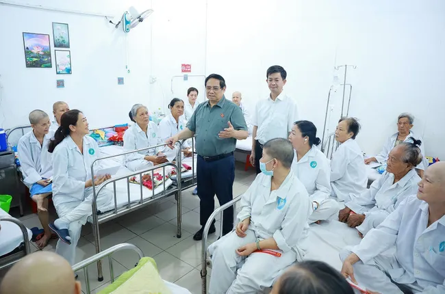 Prime Minister Pham Minh Chinh visits patients being treated at Can Tho Oncology Hospital (Photo: VNA)