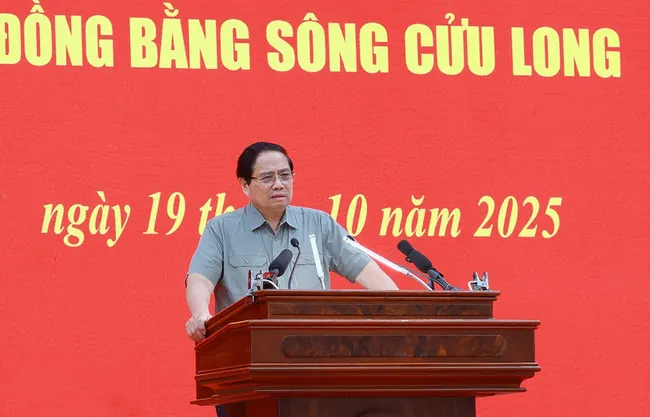Prime Minister Pham Minh Chinh speaks at the conference on the implementation of expressway projects in the Mekong Delta (Photo: VNA)