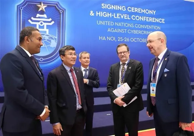 Vietnamese Permanent Deputy Minister of Foreign Affairs Nguyen Minh Vu (second, left) and delegates to the signing ceremony of the United Nations Convention against Cybercrime in Hanoi on the morning of October 25, 2025. (Photo: VNA)