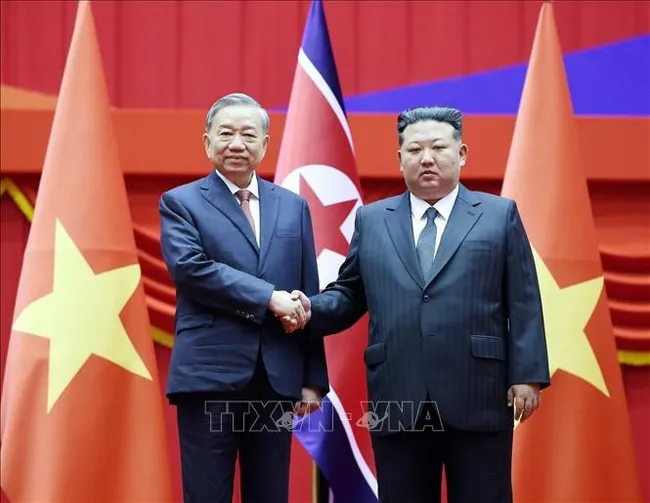General Secretary of the Communist Party of Vietnam (CPV) Central Committee To Lam (left) and General Secretary of the Workers' Party of Korea and President of the State Affairs of the DPRK Kim Jong Un. (Photo: VNA)
