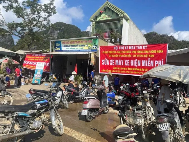 At the Roi junction in Tan Ky, hundreds of motorbikes line up patiently each day, waiting their turn to be 