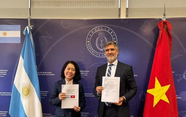 Argentine Deputy Foreign Minister Fernando Brun and Vietnamese Ambassador to Argentina Ngo Minh Nguyet attend the 8th Meeting of the Intergovernmental Committee on Economic, Trade and Scientific–Technological Cooperation between Viet Nam and Argentina in Buenos Aires. (Photo: VNA)