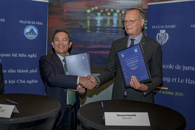 Vice Chairman of the Da Nang People’s Committee Tran Nam Hung (left) and Mayor of Le Havre Édouard Philippe exchange a MoU establishing cooperation and friendship relations between the two port cities. (Photo: VNA)