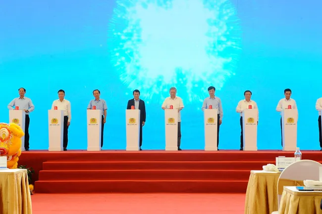 Party General Secretary To Lam and delegates perform the groundbreaking ceremony. (Photo: VNA)