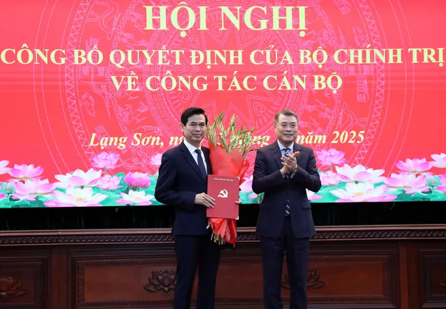 Hoang Quoc Khanh (left), former Secretary of the Son La provincial Party Committee, has been appointed to join the Party Committee of Lang Son province and its Standing Board, and serve as Secretary of the committee for the 2025-2030 tenure from October 15, 2025. (Photo: VNA)