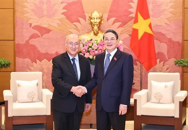 National Assembly (NA) Vice Chairman Nguyen Duc Hai (R) hosts a reception in Hanoi on October 6 for Dr Kambiz Ghawami, President of the World University Service (WUS) of Germany and authorised representative of the State of Hessen (Photo: VNA)